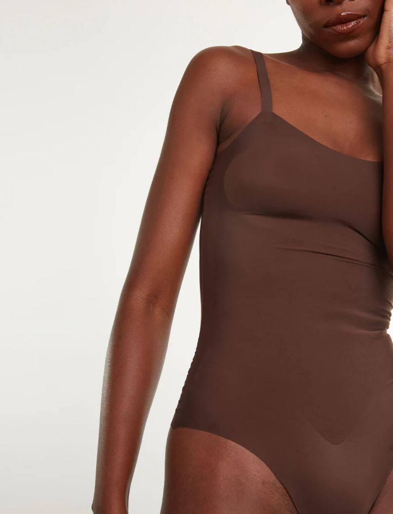 quelle couleur de shapewear sous une robe blanche body gainant invisible sans coutures marron foncé peau noire